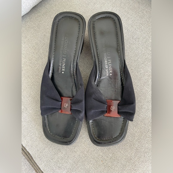 Donald J. Pliner Shoes - Donald J. Pliner Black Sandals with Brown Accent